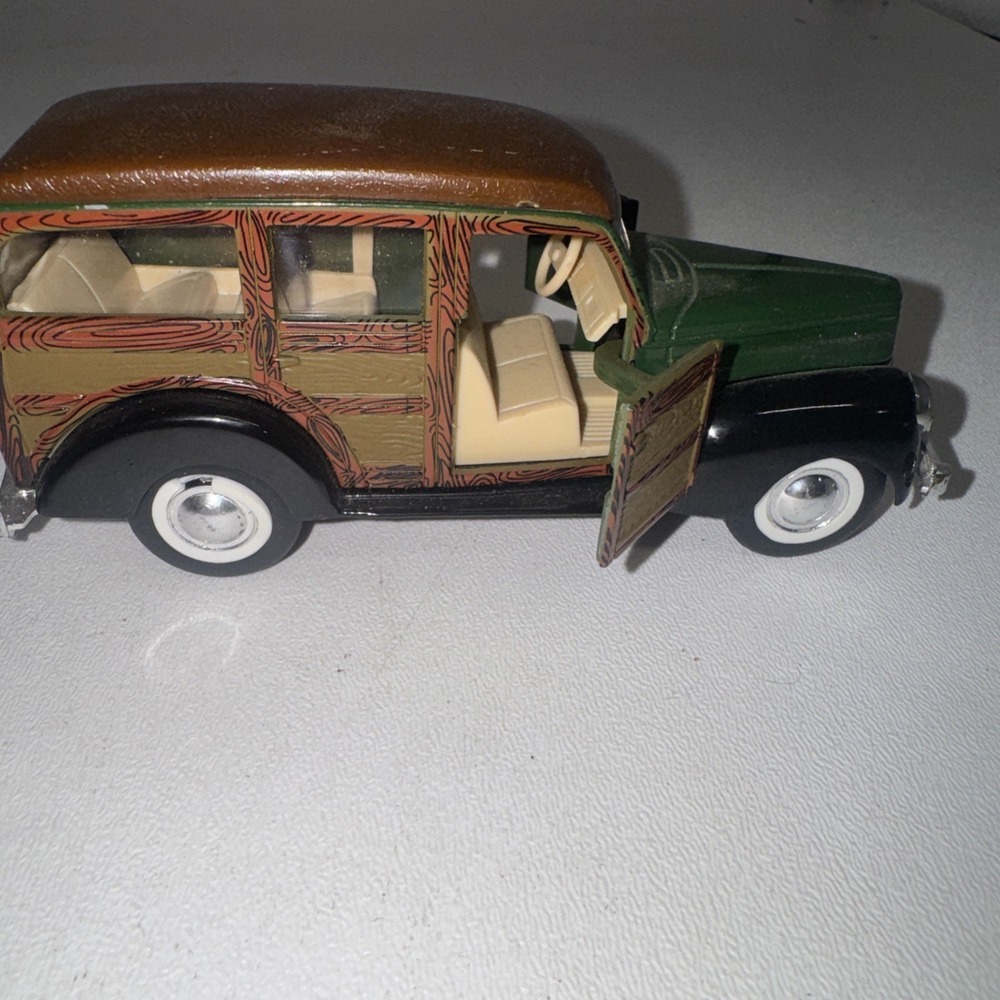 Superior 1940 Ford Woody Wagon - diecast car with pull-back motor - 1:43-scale - Picture 6 of 10
